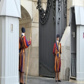 Renuncian 3 guardias suizos después de que el Vaticano ordena vacunas e introduce los Pases Covid para personal y visitantes