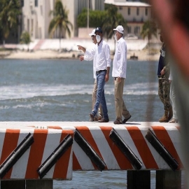 El Gobernador Mauricio Vila Dosal y el titular de la SCT, Jorge Arganis Díaz Leal, supervisan los trabajos de modernización del Puerto de Abrigo de Yucalpetén