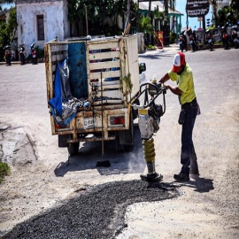 Continúa gobierno municipal con programa de bacheo en Isla Mujeres