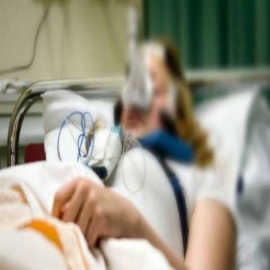 Una mujer, que estaba sana antes de pincharse, muere por coronavirus tras vacunarse; su marido está en estado grave al contagiarse por ella