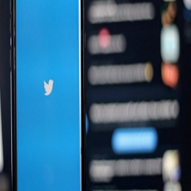 Twitter suspende a un medio de noticias por informar de la muerte de un niño tras la vacuna, luego lo llama un “error”