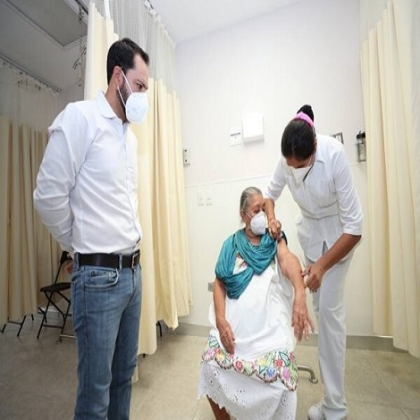 Supervisa el Gobernador Mauricio Vila Dosal el inicio de la vacunación contra el Coronavirus a la población adulta mayor