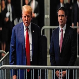 Juez amenaza a Trump con la cárcel