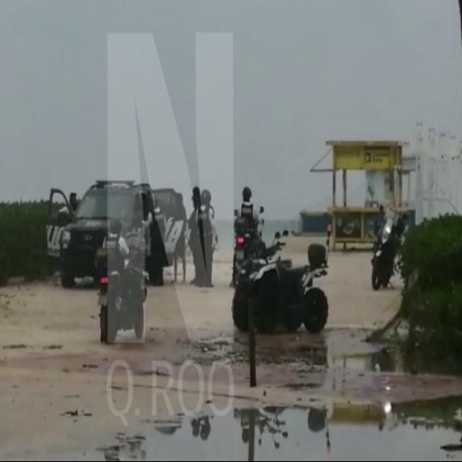Detienen a bañistas por meterse al mar tras el paso del huracán Zeta