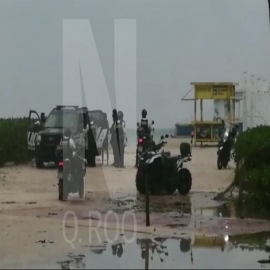 Detienen a bañistas por meterse al mar tras el paso del huracán Zeta