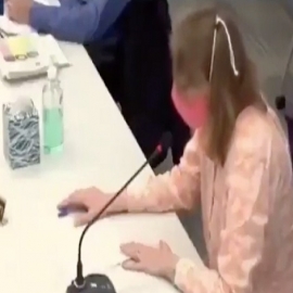 Esperpéntico momento el vivido en una junta escolar en EEUU: Una profesora, defensora a ultranza de la mascarilla, casi se desmaya al no poder respirar mientras defendía su uso obligatorio