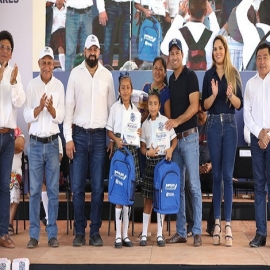 El Gobernador Mauricio Vila Dosal arranca en Izamal la entrega de paquetes del programa Impulso Escolar