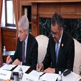 Salen a la luz correos electrónicos que comprometen a Fauci y Tedros Adhanom