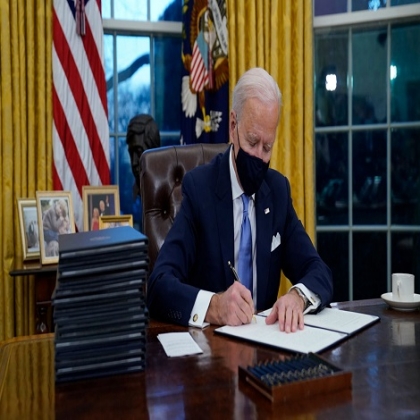 La mayoría de estadounidenses desaprueban órdenes ejecutivas de Biden, revela encuesta