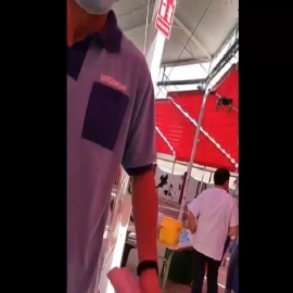 “Usted decidió ponérsela”: Así reacciona un enfermero cuando una mujer le pide explicaciones porque se le pegan metales en el brazo [VIDEO]