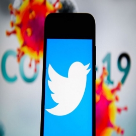 Twitter oculta una publicación sobre la teoría de la conspiración de la vacuna COVID-19 en la cuenta del líder supremo de Irán