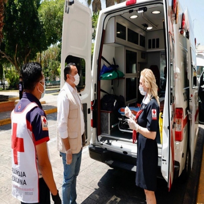 El alcalde Renán Barrera Concha entrega donativo a la Cruz Roja Mexicana como parte de la Colecta Anual 2020