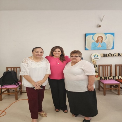 Se realiza la entrega de medicamentos y un equipo de cómputo recaudado durante un evento con causa