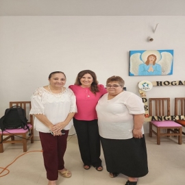 Se realiza la entrega de medicamentos y un equipo de cómputo recaudado durante un evento con causa