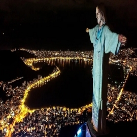 Coronavirus: Cristo Redentor “se viste” de médico en homenaje al personal de salud