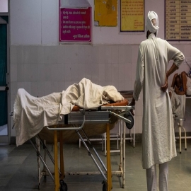 Una anciana con covid-19 a la que dieron por muerta 'revive' minutos antes de ser cremada en la India