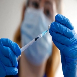 ¿Puedes dejar de usar cubrebocas después de vacunarte contra la COVID-19? No. Aquí las razones