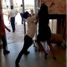 La descubren robando y arma zafarrancho en plaza comercial