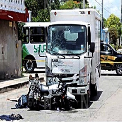 Motociclista se 'vuela' el alto y es arrastrado por un camión