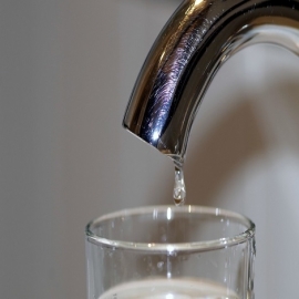 Fluye alcohol por los grifos de agua en una comunidad de la India