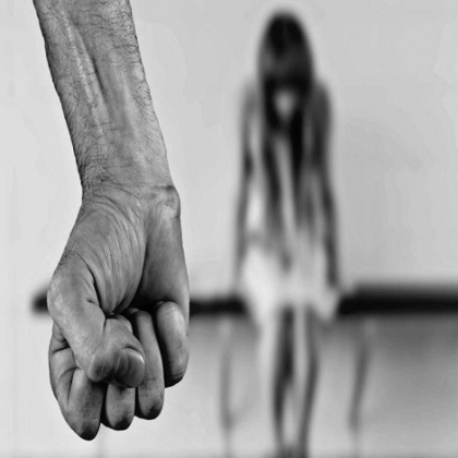 Cancún: Policía que golpeó salvajemente a su esposa tiene largo historial delictivo