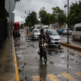 Cancún: Deja Zeta estragos menores en Chemuyil, donde tocó tierra