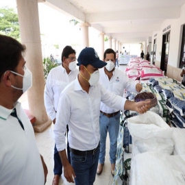Entrega el Gobernador Mauricio Vila Dosal apoyos a productores ganaderos y agrícolas