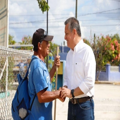El alcalde Alejandro Ruz Castro supervisa los trabajos que se realizan en el parque “Adolfo López Mateos” en el oriente de la ciudad.