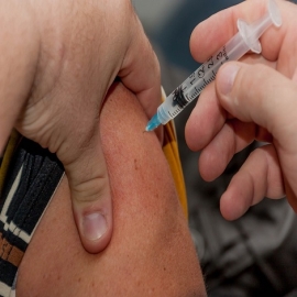 Antes de recibir la vacuna deberían certificar que no modificará nuestro ADN, que no tiene chips de identificación por radiofrecuencia, ni creará infertilidad