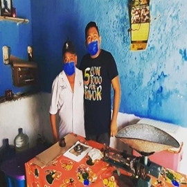 Dueño de molino ayuda con un kilo de tortillas a 100 familias de Xocchel