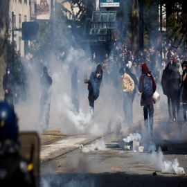200 arrestos en enfrentamientos en Francia por reforma de pensiones de Macron