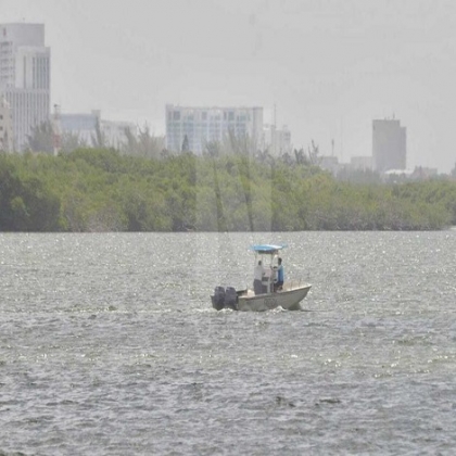 Fueron tras un dron perdido en el manglar de Cancún; el capitán, no aparece