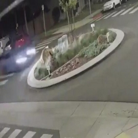 VIDEO: Un coche choca contra una rotonda y sale volando como en las películas de acción