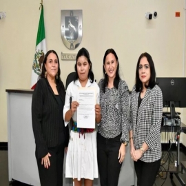 Reconocen labor de joven abogada con discapacidad