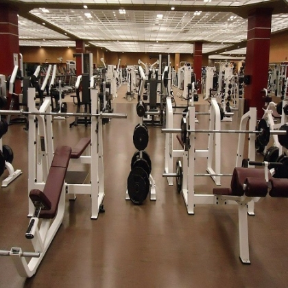 El dueño de un gimnasio prohibe la entrada a las personas vacunadas porque no son cubiertas por su “compañía de seguros” y mantendrá esa prohibición hasta que no finalicen los ensayos “experimentales”