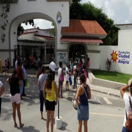 Cancún: Entrega Ciudad de la Alegría despensas a padres de familia de escasos recursos