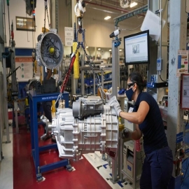 México y EU reabren plantas automotrices