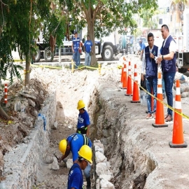 Servicios Públicos Municipales trabaja simultáneamente en diversos puntos de la ciudad para evitar inundaciones en las calles.