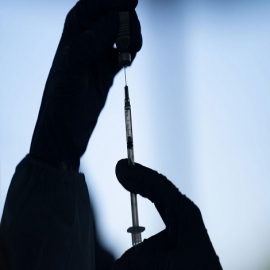 “Innecesarias, ineficaces e inseguras”: Así califican a las vacunas covid médicos de todo el mundo