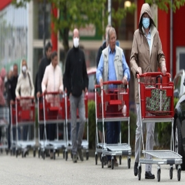 Diversos países empiezan a abrir playas, algunos negocios. “No es el fin de la epidemia”, alerta OMS