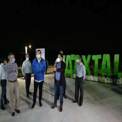 El alcalde Renán Barrera Concha entrega andadores y trabajos de iluminación en “Ya’axtal”