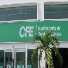 Personas se manifiestan contra la CFE por cortarles el servicio de luz en Q.Roo