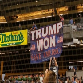Exhiben pancarta «Trump ganó, salvemos a EEUU» y los expulsan del estadio