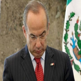 Calderón se defiende pero nadie le cree, se queda solo.