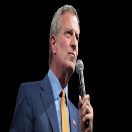 “Si la gente quiere libertad” debe vacunarse dice De Blasio y pide a las empresas que obliguen a sus empleados