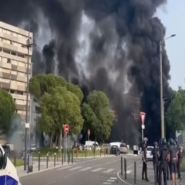 Macron traiciona a la policía francesa mientras el país arde en protestas al estilo George Floyd