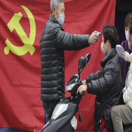 China pide ayuda para material médico; coronavirus rebasa ahí muertos por el SARS
