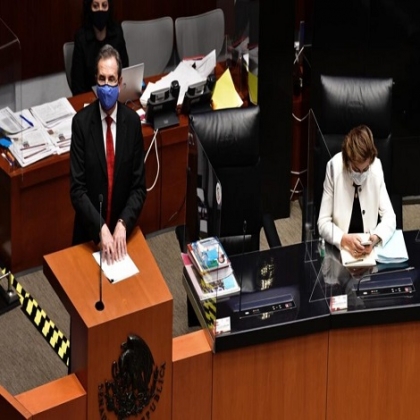Cubrebocas será obligatorio en clases… “por eso no me lo quito”: Moctezuma
