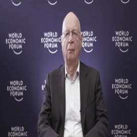Un futuro temible: En unos años a los humanos se les implantará un microchip, dijo presidente de Foro Económico Mundial [Video]