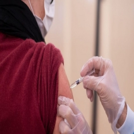 Un estudio danés muestra que solo el 4,2% de los lotes de vacunas COVID de Pfizer provocaron la mayoría de los efectos adversos, suscitando serias preocupaciones